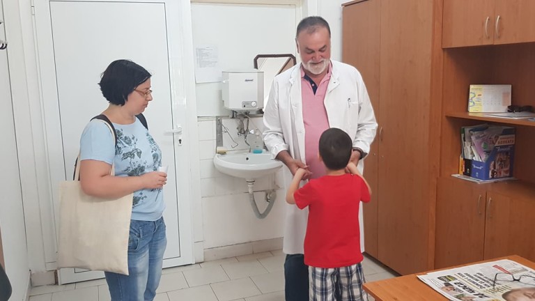 Лекари от "Пирогов" преглеждат безплатно деца в Хасково