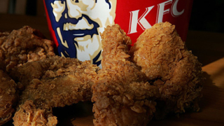 Състезание по надяждане с крилца за рождения ден на KFC в Mall of Sofia