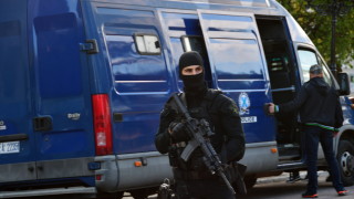 Гръцката антитерористична полиция арестува трима души във връзка със серия