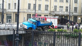 Камион надвисна над реката на Лъвов мост в София съобщи