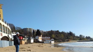 Силните североизточни ветрове и бурните вълни активирали се в предишните