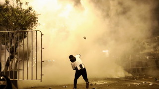 Двама протестиращи са загинали по време на масови продемократични протести