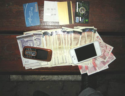 Задържаха двама при теглене на пари с фалшиви банкови карти