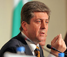 Първанов недоволен от Бюджет 2011, но подписа указа
