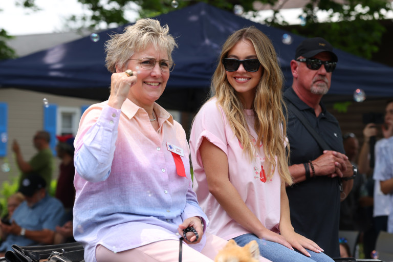 Сидни дружно с същинската Кристи Мартин