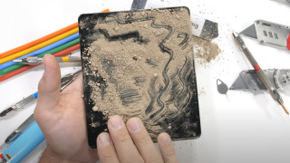 Един от големите проблеми при първите модели сгъваеми смартфони бе