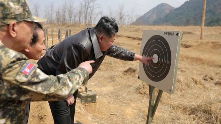 Ким Чен-ун води учение на спецчастите