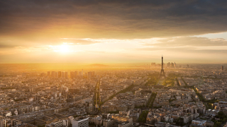 Активисти преструващи се че представляват голяма петролна вълна участваха в