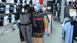 Полицията иззе дрехи с лого на световни марки от 4