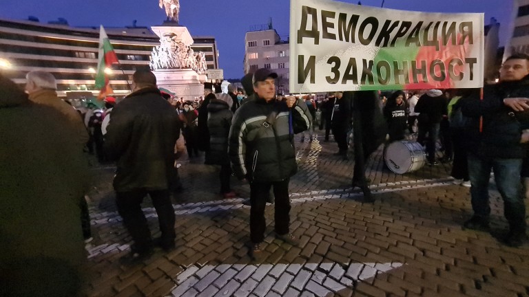 143-та протестна вечер и нови обвинения за кризата в здравеопазването
