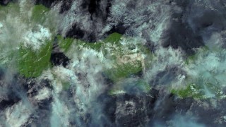 Учени наблюдават вулкана на Бали