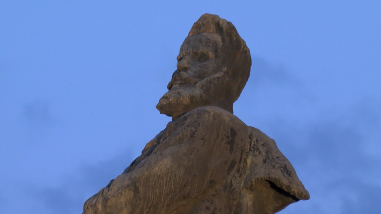Село в Украйна превърна бюст на Карл Маркс в паметник на Христо Ботев