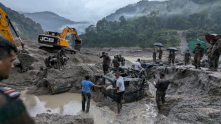 Най-малко 14 загинали и 102 изчезнали след наводнения в североизточна Индия