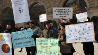 Ще се учи тиквография вместо география, предупреди учителски протест пред МОН