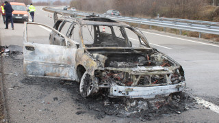 Кола се е запалила при 67 ия километър на автомагистрала Струма