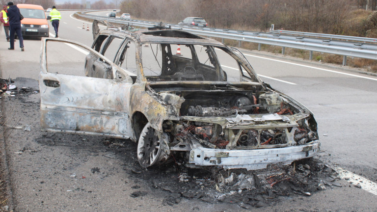 Кола се е запалила при 67-ия километър на автомагистрала Струма,