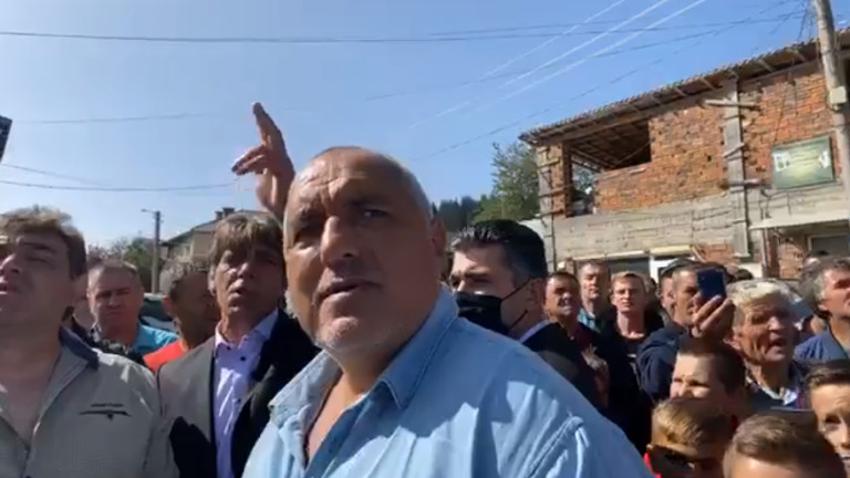 Борисов обикаля с джипа Велинградско, воюва с ДПС за избиратели