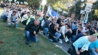 1000 протестиращи полицаи носят пица на Дянков