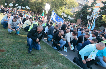 1000 протестиращи полицаи носят пица на Дянков