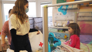 БЧК зарадва с подаръци 270 деца, настанени за лечение в столични болници