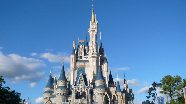 Съдят Disney за уволняване на американски служители