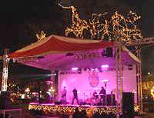 Сцена по западен модел за празничната програма в Бургас