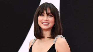 Докато целият свят е вперил очи във възродената любовна приказка