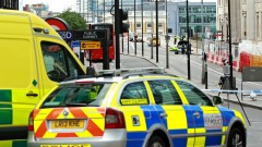 Въоръжен мъж взе заложници на бензиностанция в Бристол
