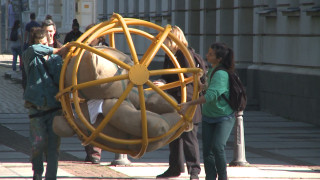 Пред Народния театър Иван Вазов в столицата бе поставена арт