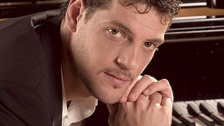 Капитанът на волейболния отбор с предложение за брак