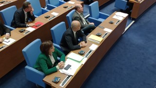 Парламентарното мнозинство се сплотява Независимо дали са сглобка коалиция или