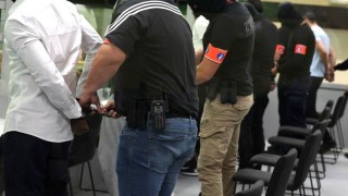 Съд в Брюксел обвини осем мъже че са виновни за