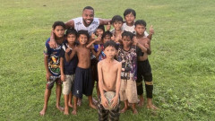 Футболист на ЦСКА зарадва дечица в Тайланд