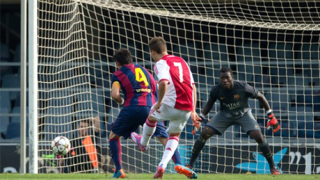 Аякс отмъкна вратарска надежда на Барселона