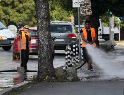 Раздават минерална вода и оросяват софийските улици заради жегата 