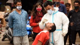 В Индия се бият за болнични кревати и О2 след рекордни над 1700 умряли 