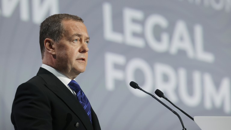 Медведев с лоши новини за "близнаците Мерц и Макрон"