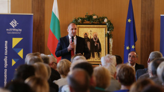 Държавният глава Румен Радев поздрави български и руски дейци на