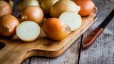 Лук, фруктани, СРЧ и как да избегнем дискомфорта от зеленчука в стомаха