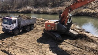 След спешни действия от Напоителни системи е възстановена дигата в