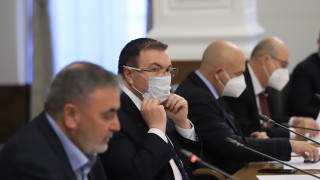 В Европейската агенция по лекарствата ЕМА анализират наличните данни на