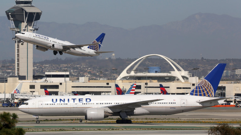 Авиокомпания в САЩ уволнява стотици неваксинирани свои служители