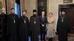 Сакскобургготски застана за снимка с митрополит Антоний и Митрофанова