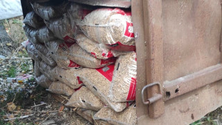Трима мъже успяха да отмъкнат два тона пелети от мазе в Самоков