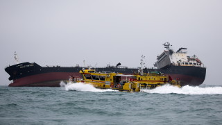 Силен взрив на танкер край Хонконг 
