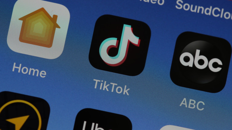 И най-голямата търговска верига в света се включва в наддаването за TikTok