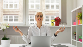 Вярваме че безпорядъкът на работното бюро обикновено значи безпорядък и