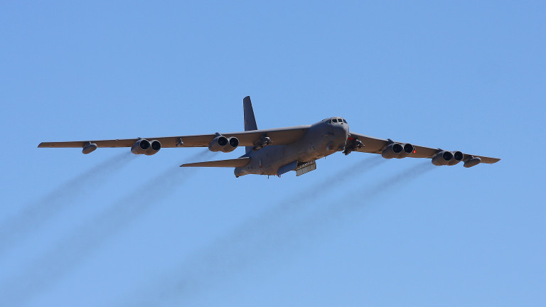 В знак на подкрепа стратегически B-52 на САЩ прелетяха над Балканите -  News.bg