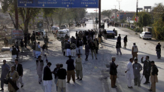 Въоръжени застреляха 18 пътници в пакистански автобус