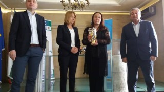 Столичният кмет Йорданка Фандъкова награди трикратната олимпийска медалистка по шорттрек
